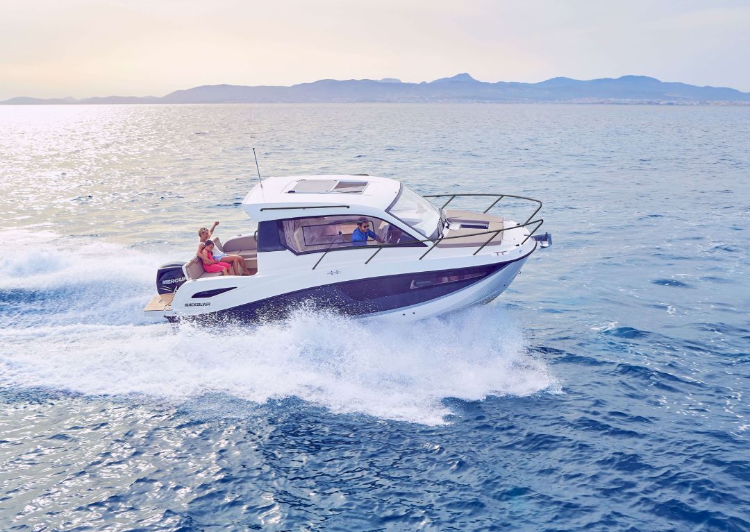 Bateau à moteur en navigation
